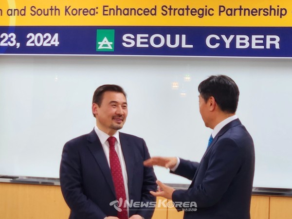 라운드 테이블 참석자와 이야기 나누고 있는 누르갈리 아르스타노프 카자흐스탄 대사   @뉴스코리아 허승규 기자