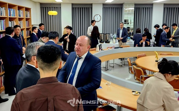 라운드 테이블 참석자들이 이야기를 나누고 있다  @뉴스코리아 허승규 기자