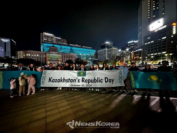 플래시몹 참가자들 기념 촬영. 행사후 참가자들은 기념 촬영을 통해 소중한 순간을 남겼다  @뉴스코리아 허승규 기자