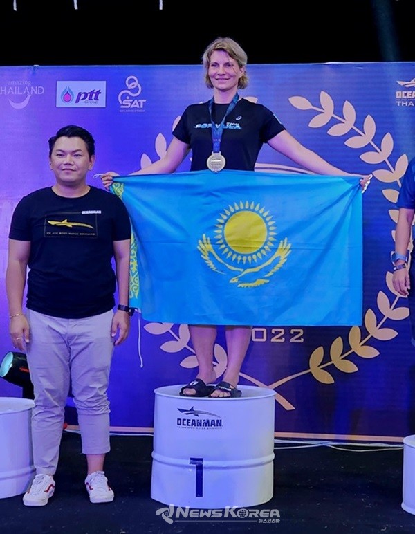 세계에서 9번째로 넓은 국토를 가지고 있는 카자흐스탄. 사진은 오션맨 수영대회에서 우승한 카자흐스탄 선수가 국기를 들고 기념촬영을 하고 있다.   @뉴스코리아 허승규 기자