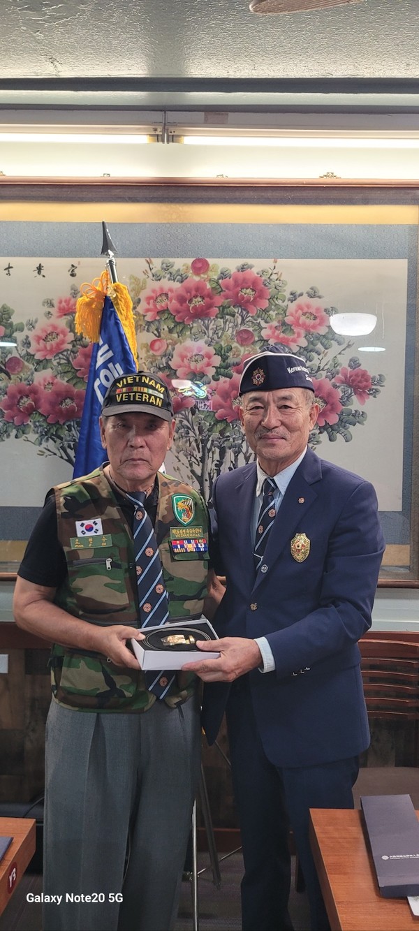 유병선 재향군인회 하와이지회장이 25일 월남참전용사회에 감사 기념품을 전달했다. @뉴스코리아 김찬훈 특파원