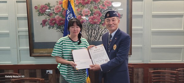 향군장학재단은 LPGA 프로 강예진양에게 향군장학증서를 수여했다. @뉴스코리아 김찬훈 특파원