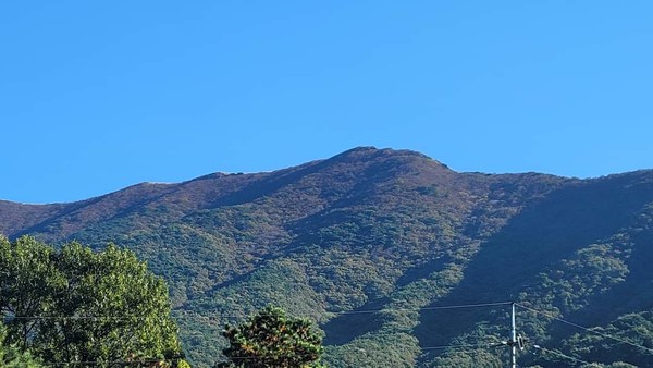 보령 오서산은 서해안 일대에서 가장 높은 산으로 늦봄까지 정상의 잔설을 목격할 수 있다. 등산을 마무리하고 바라보는 서해바다의 절경은 가슴을 시원하게 만든다. @조장현 보령시의원 제공
