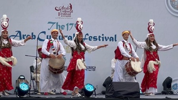 튀니지의 전통 무용은 각 지역의 문화적 배경을 반영하며, 민속 의식이나 축제에서 중요한 역할을 한다. 예를 들어, 사막 지역의 베두인 무용은 그들의 생활 방식을 반영하고, 농촌 지역의 무용은 농업과 관련된 이야기를 담고 있다. 이러한 무용은 단순한 예술 표현이 아니라, 사회적 관계와 공동체 의식을 강화하는 중요한 요소로 작용한다  @한국-아랍소사이어티