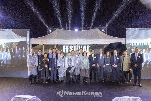 개막식에는 김창모 한국-아랍소사이어티 사무총장, 박정록 서울특별시관광협회회장권한대행과 압둘라 사이프 알누아이미 주한UAE대사를 비롯한 8명의 아랍대사단 및 김상한 서울특별시 행정제1부시장, 김경 서울특별시의회 문화체육관광위원회 위원장 등이 참석했다   @한국-아랍소사이어티