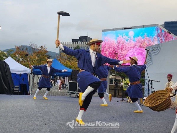 전통 음악은 주로 역사적 사건이나 일상적인 삶을 주제로 한 곡들이 많아, 지역 사회의 감정을 반영한다 @한국-아랍소사이어티