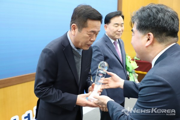 연합사업 500억 돌파 기념탑 전수식에서 홍승주 대표이사가 수상 하고 있다. @천안시 농협조합공동사업법인
