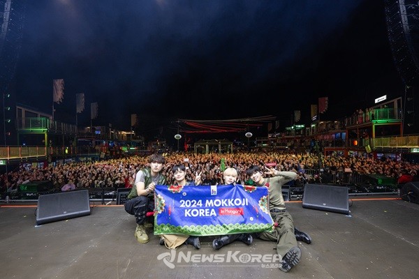 기념촬영중인 에이비식스(AB6IX)    @한국국제문화교류진흥원
