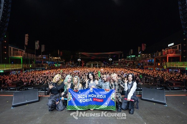 기념촬영중인 드림캐쳐    @한국국제문화교류진흥원