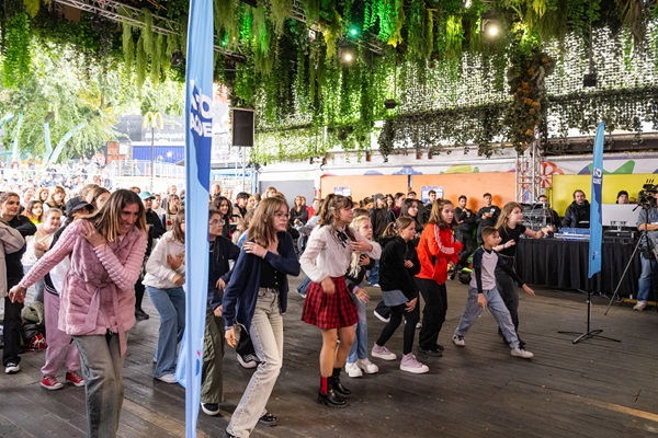 모꼬지 스테이지에 참여해 ‘무궁화 꽃이 피었습니다’ 게임을 즐기고 있다  @한국국제문화교류진흥원