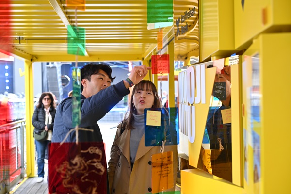 모꼬지 위드유 챌린지를 체험중인 관람객  @한국국제문화교류진흥원