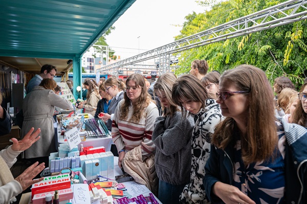 한국 뷰티 마켓 부스를 가득 메운 모꼬지 방문객들  @한국국제문화교류진흥원