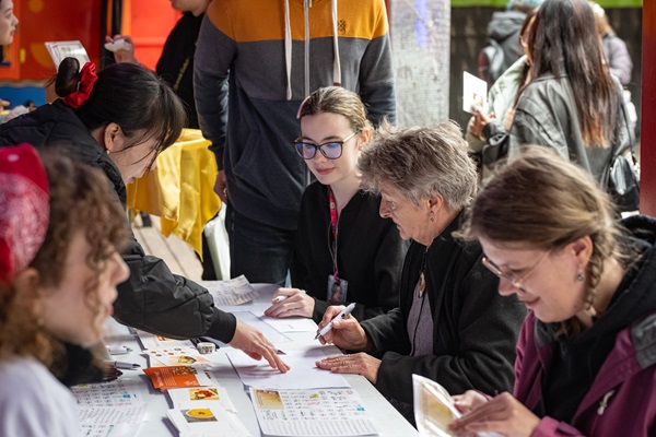 세종학당 한글 체험을 하고 있는 현지 관람객들  @한국국제문화교류진흥원