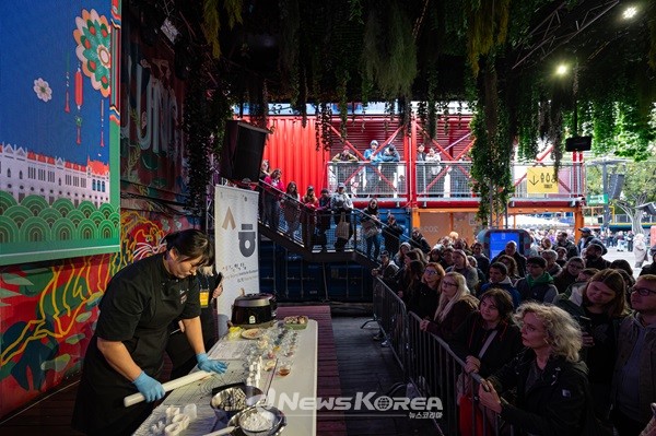 모꼬지 쿠킹쇼에서 절편 만드는 법을 보고 신기해하는 관람객들 @한국국제문화교류진흥원