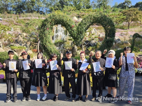 아우내은빛복지관(관장 이수경)은 중부재단 함께크;담 지역사회 복지지원사업으로 지역주민과 함께하는 세대 간 소통 및 교류 프로젝트 '우리가 함께 채워가는 소통 이야기 – 우.채.통' 야외 나들이를 진행했다. @아우내은빛복지관
