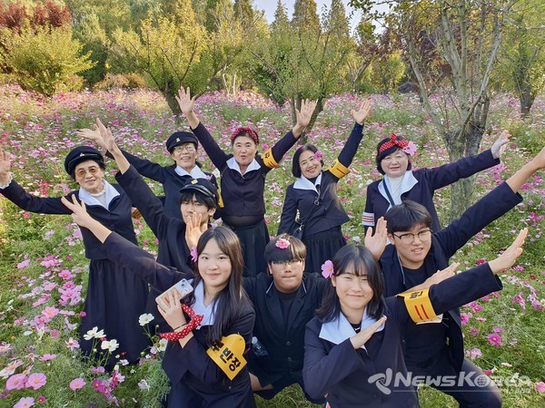 아우내은빛복지관(관장 이수경)은 중부재단 함께크;담 지역사회 복지지원사업으로 지역주민과 함께하는 세대 간 소통 및 교류 프로젝트 '우리가 함께 채워가는 소통 이야기 – 우.채.통' 야외 나들이를 진행했다. @아우내은빛복지관