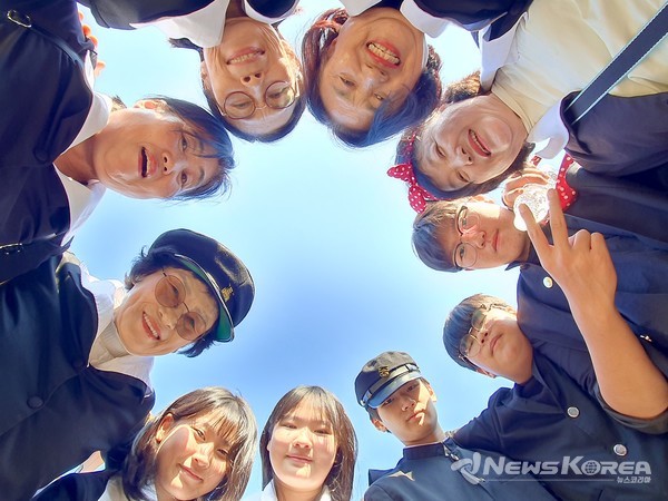 아우내은빛복지관(관장 이수경)은 중부재단 함께크;담 지역사회 복지지원사업으로 지역주민과 함께하는 세대 간 소통 및 교류 프로젝트 '우리가 함께 채워가는 소통 이야기 – 우.채.통' 야외 나들이를 진행했다. @아우내은빛복지관