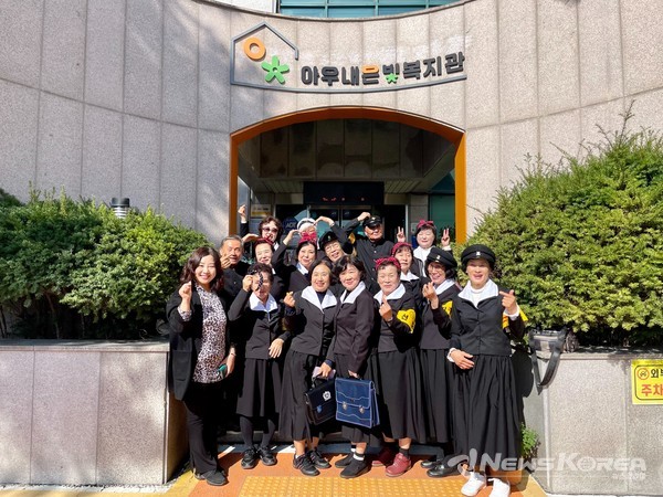 아우내은빛복지관(관장 이수경)은 중부재단 함께크;담 지역사회 복지지원사업으로 지역주민과 함께하는 세대 간 소통 및 교류 프로젝트 '우리가 함께 채워가는 소통 이야기 – 우.채.통' 야외 나들이를 진행했다. @아우내은빛복지관