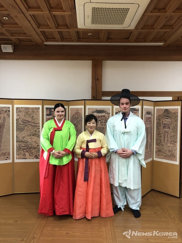 뚜르시 청년 대사들이 한국 전통문화를 체험하고 있다. @수원시