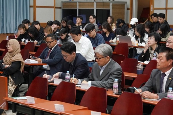 해양 탄소흡수력 주목한 '청색 적응(Blue Adaptation)' 전략과 실행방안 등에 관련된 전문가들과 관계자 등 약 150명이 참석자들이 발표내용을 듣고 있다 @조선대학교