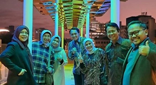 ISCN의 7명의 교수들은 '인간이 만들어낸 기후변화와 일회용품 쓰레기 때문에 섬 생태계가 극심한 고통에 시달리고 있다'고 말하며, '결국 우리 인간은 현명할 것'라며 엄지척을 올리고 있다 @조선대학교