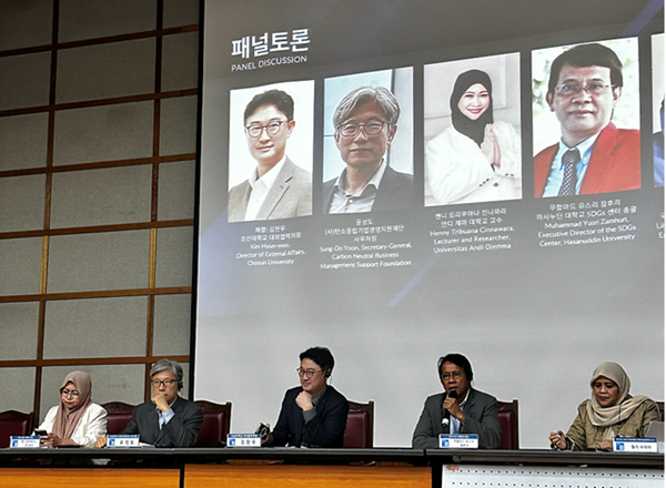 패널 토론에서 하사누딘 대학의 무함마드 교수가 발언하고 있다  @조선대학교