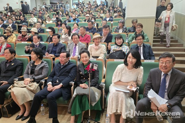 오른쪽부터 방송인 강석, 미스터로맨스 김은숙, 가수 기은서외, 고려대학교 법학전문대학원 KNA 동문들이 참석했다. @뉴스코리아 김정호 기자