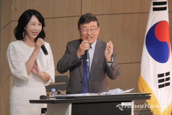 오른쪽부터 방송인 강석, 미스터로맨스 김은숙 부대표 @뉴스코리아 김정호 기자