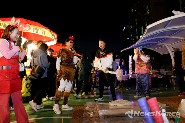 ▲오언석 도봉구청장(가운데)이 구민들과 함께 떡메치기 체험을 하고 있다(2024. 11. 9. 중랑천변)  @도봉구
