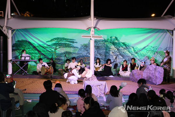 ▲지난 9일 도봉구청 인근 중랑천변에서 열린 도깨비 마당극 공연 모습 @도봉구