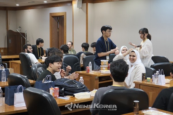 한국 학생들과 사우디아라비아 학생들의 한-아랍 문화 교류 현장   @뉴스코리아 허승규 기자