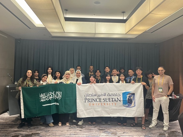 사우디 대학생들이 서울 강서구 에쓰오일 TS&D센터를 방문해 기념사진을 촬영하고 있다  @에쓰오일