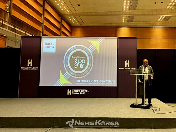 2023 서울 호텔&레스토랑 산업전에서 말레이시아 Yoyoy Kamphora Spa의 Mohd. Faliq 대표가 웰니스&힐링 관광 안내 및 자사 소개를 하고 있다 @뉴스코리아 허승규 기자