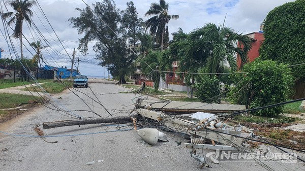 태풍 피해로 넘어진 전신주 @쿠바한글학교