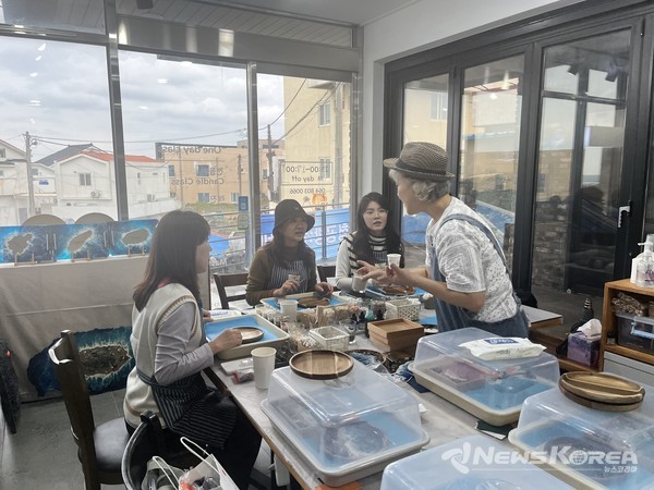 모녀팀 월정리 공방 하루반 레진아트 체험중 @제주관광공사