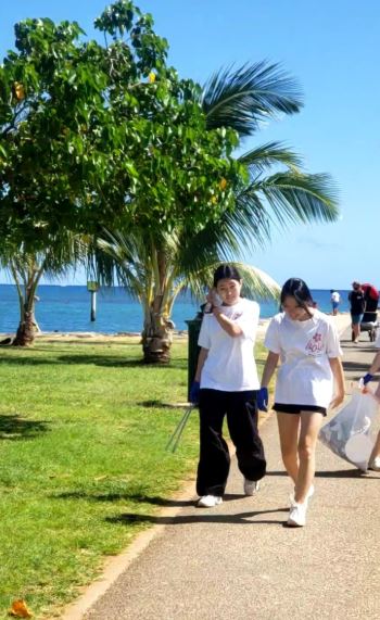 와이키키 해변 및 알라모아나 공원을 청소중인 호요(HOYO) @뉴스코리아 김찬훈 특파원