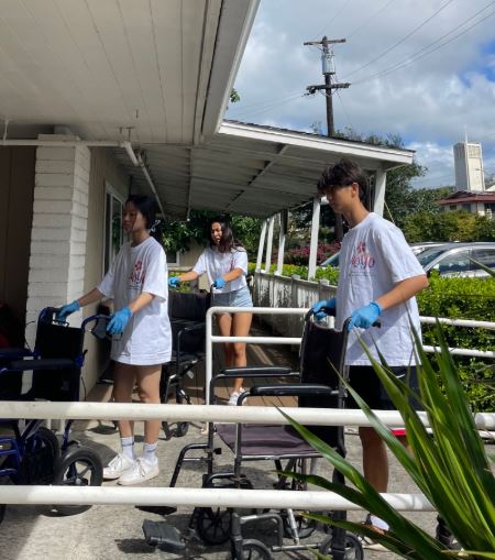 와이키키 해변 및 알라모아나 공원을 청소중인 호요(HOYO) @뉴스코리아 김찬훈 특파원