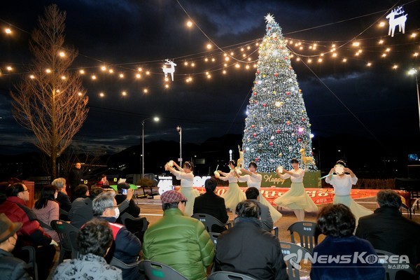 음성군, 음성문화예술회관에 성탄 트리 점점 @음성군