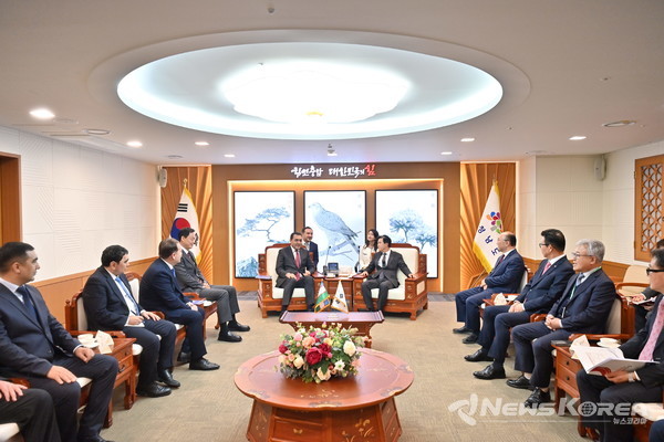 김태흠 충청남도지사가 27일 충남도청 접견실에서 보자로프 하이룰라 페르가나 주지사를 접견하고 있다. @충청남도