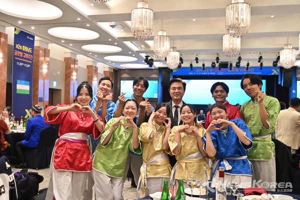 우즈베키스탄 페르가나 공연단과 김태흠 충남도지사가 기념촬영을 하고 있다, @충청남도