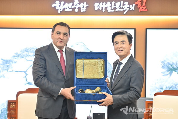 보자로프 하이룰라 주지사와 김태흠 충남도지사가 기념 촬영을 하고 있다. @충청남도