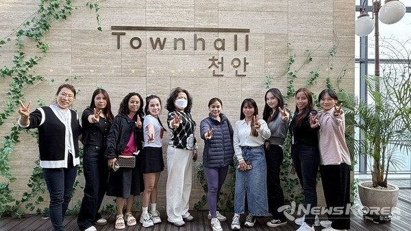 ‘걸어서 천안속으로’' 참가자들이 기념촬영을 하고 있다. @천안시다문화가족지원센터