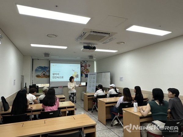 윤연한 천안시다문화가족지원센터장이 걸어서 천안속으로 참가자들에게 프로그램 내용을 설명하고 있다. @천안시다문화가족지원센터