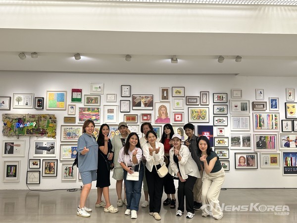 ‘걸어서 천안속으로’' 참가자들이 기념촬영을 하고 있다. @천안시다문화가족지원센터