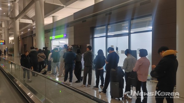 에티하드 항공의 결항 사태로 공항에 갇혀 버린 탑승객들이 편의점앞에 길게 줄을 서있다.  @뉴스코리아 최신 기자