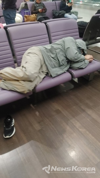 항공편의 결항으로 인천공항 대합실에서 노숙을 하고 있는 탑승객들 @뉴스코리아 최신 기자