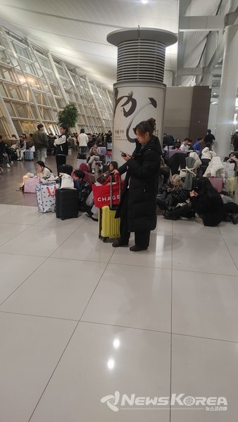 100년만에 폭설로 인천공항에 발이 묶인 탑승객들이 대합실을 가득 메웠다. @뉴스코리아 최신 기자