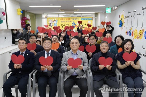 천안시는 지난달 30일 불달동 리더힐스아파트에서 박상돈 천안시장을 비롯한 이용 아동과 학부모 등이 참석한 가운데 ‘천안시다함께돌봄센터 6호점’ 개소식을 개최했다. @천안시