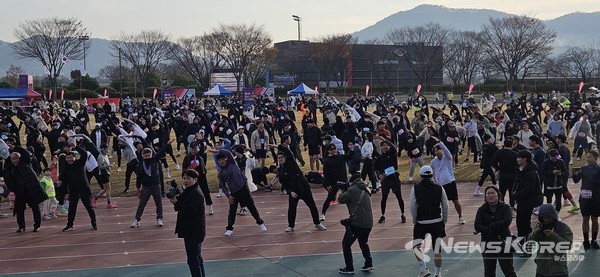 화순고인돌 전국 마라톤대회 참가자들이 준비운동을 하고 있다. @화순군