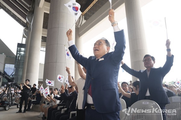 15일 박상돈 천안시장과 윤석구 광복회 천안시지회장을 비롯한 시민, 어린이 등이 독립기념관에서 열린 ‘제79주년 광복절 경축식’에 참석해 만세삼창하고 있다. @천안시